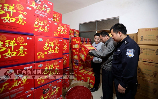 柳州市融安县查处一处非法储存烟花爆竹仓库(图)