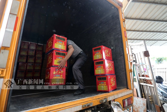 柳州市融安县查处一处非法储存烟花爆竹仓库(图)