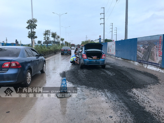 玉林:机动车道上多出一大堆石子 两车中招受损