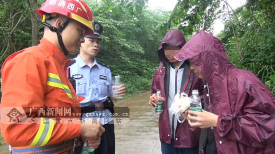 广西两名游客拍松鼠迷路 被困中越边境山林中一夜