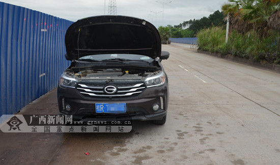 玉林:机动车道上多出一大堆石子 两车中招受损