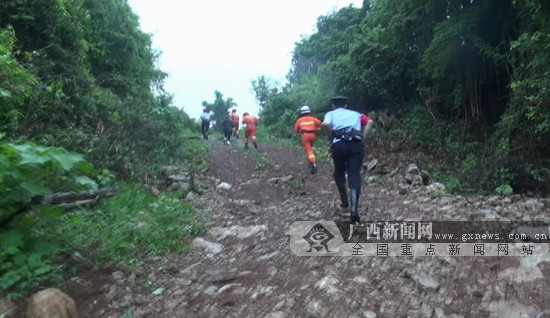 广西两名游客拍松鼠迷路 被困中越边境山林中一夜