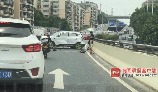 突发!南宁青竹立交多车相撞致交通拥堵,现场一片狼藉