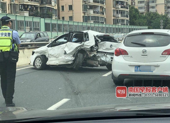突发!南宁青竹立交多车相撞致交通拥堵,现场一片狼藉