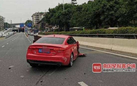 突发!南宁青竹立交多车相撞致交通拥堵,现场一片狼藉
