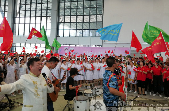 防城港千名工友感恩快闪庆母亲节(图)