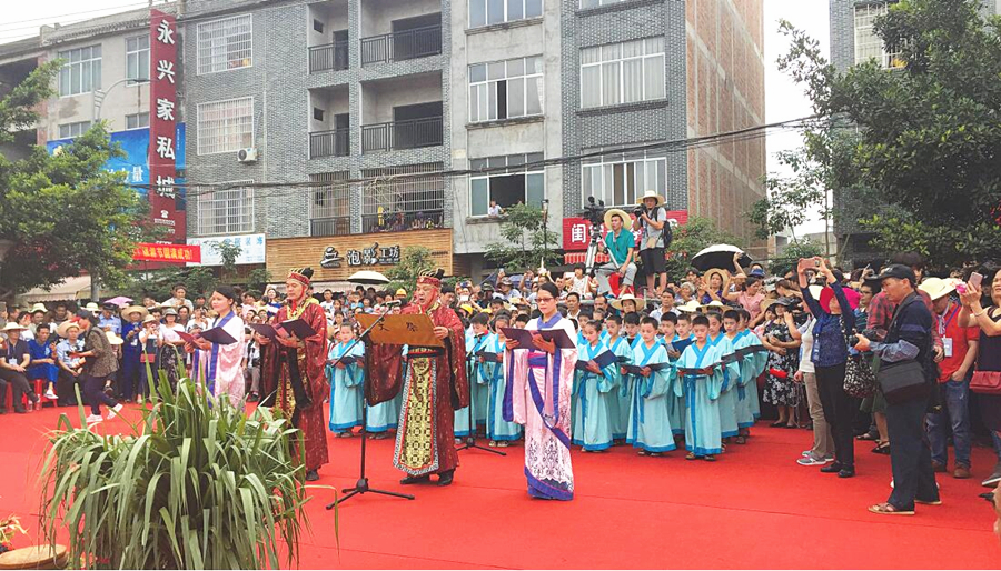 数万游客相约宾阳“圩逢节” 感受蓝衣壮独特民俗