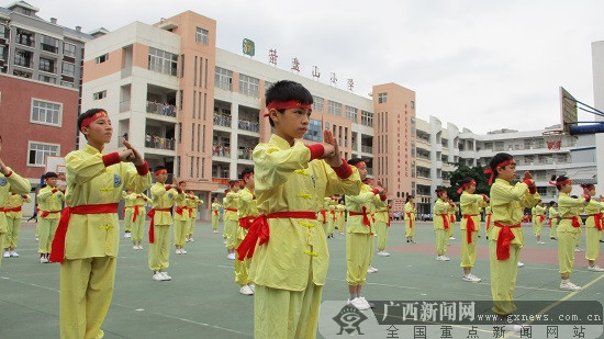 箭盘山下“武林风”，两千武术娃展示精气神