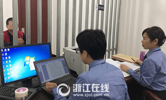 姚常凤接受审讯(绍兴市检察院 供图)