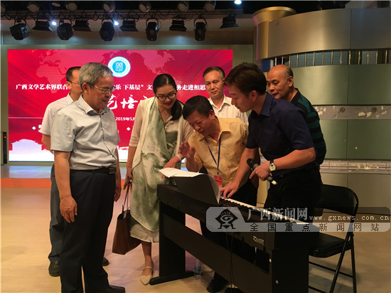 高雅的艺术盛宴！中越文艺家进校园开展文艺活动