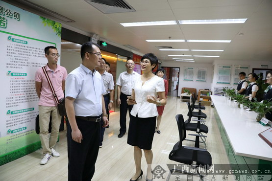 参观公司职场.谢立华 摄