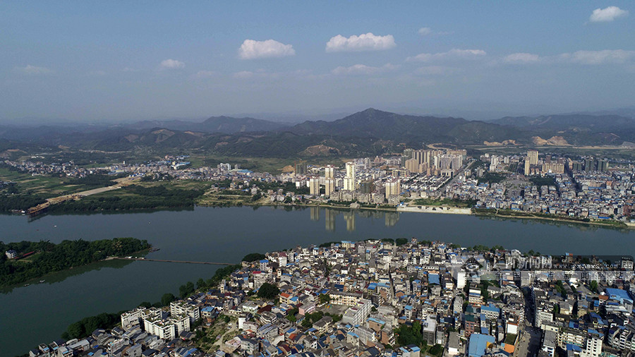 图为5月23日,航拍的珠江上游的柳州市融安县城段江面美景.