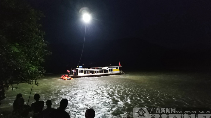 广西贺州海事处紧急救助42名遇险群众