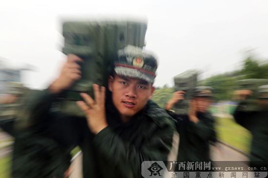直击武警钦州支队“热习服”训练（组图）