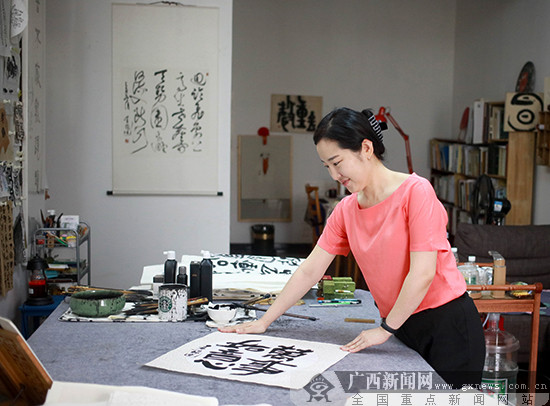 缘结书艺 情留广西——记“金绣球友谊奖”获得者金玟廷