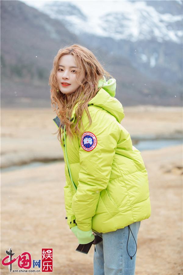 杨超越高原游客照撞脸毕雯珺 栗色卷发宛若小