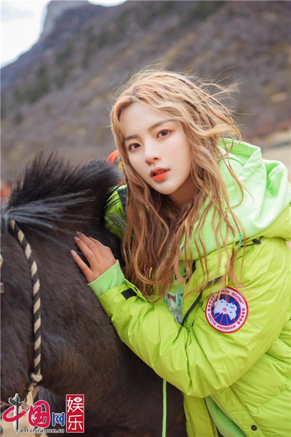 杨超越高原游客照撞脸毕雯珺 栗色卷发宛若小