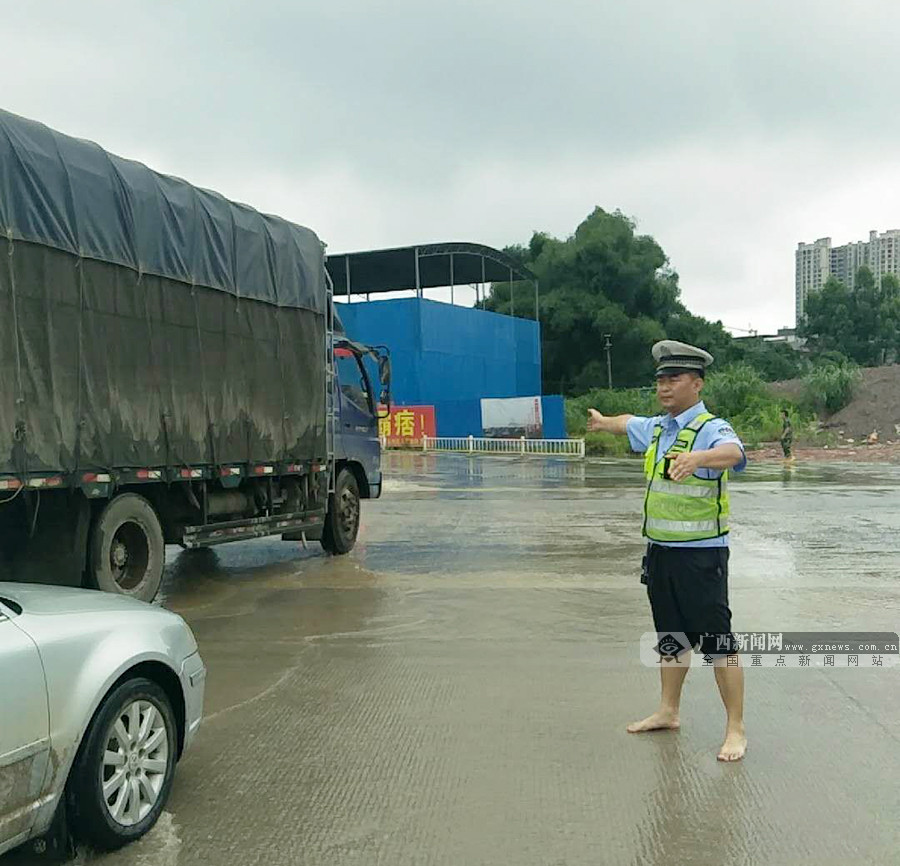 暴雨袭击玉林 民警赤脚在雨中奋战维护交通安全(5/5)