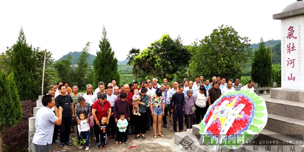 荔浦市大塘镇义敢村村民缅怀保家卫国英烈(图)