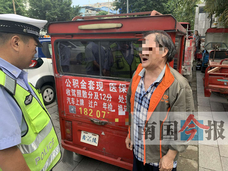 三轮车"背"广告满街跑被查 车主感慨小广告信不得