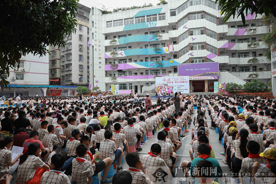 "灵动儿童,阳光少年健康行动"活动同时在南宁市园湖路小学举行.