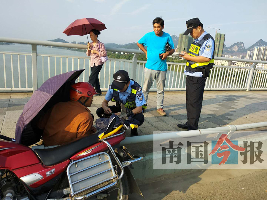 下班高峰期 南宁一车主在柳州停车“添堵”?(图)