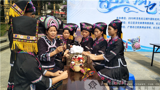 百色市右江区:百人绣麽乜迎端午(图)