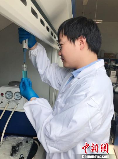 本职做科研业余写小说 浙江一大学教师出版近十本书