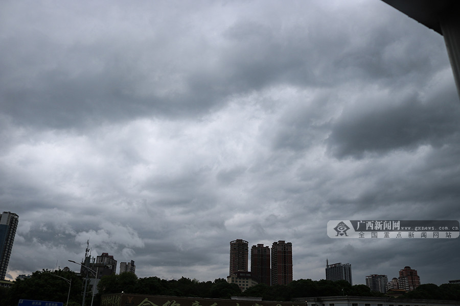 高清组图:沉闷燥热天气后 南宁迎来雨水"刷屏" (1/10)