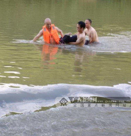 环江驯乐:党员军人冲锋在前 合力勇救落水者