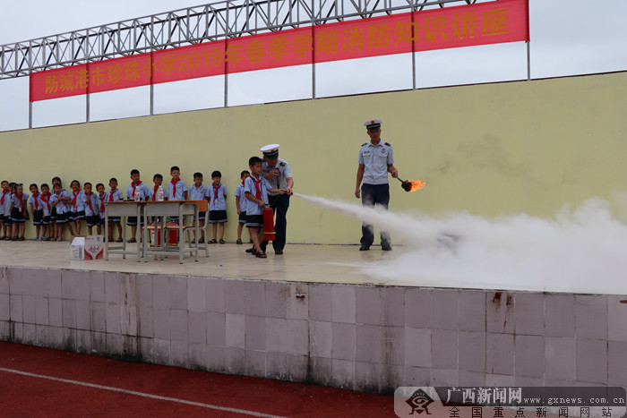 防城港:消防宣传进学校开展“常态化”课程式教学