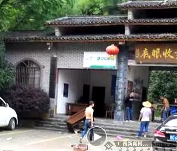 阳朔两游客掀翻景区办公桌 网友：这行为好恶劣