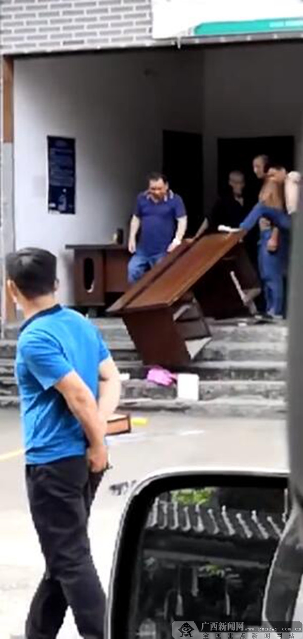 阳朔两游客掀翻景区办公桌 网友：这行为好恶劣
