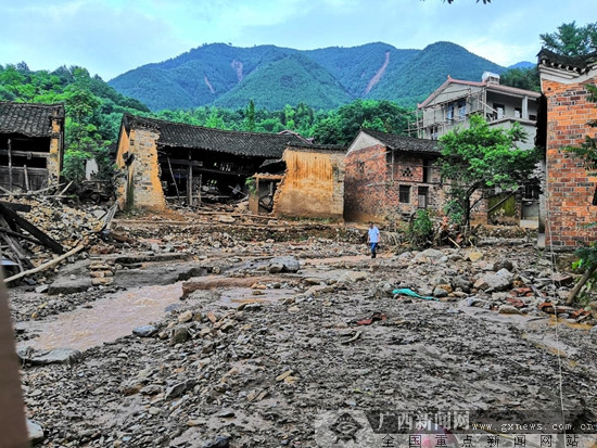 龙水镇全佳村党支部书记蒋吉富第一时间通知村民转移到安全地带.