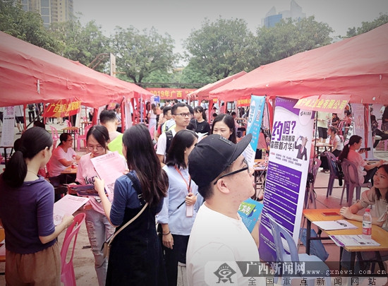 “千校万岗”建档立卡贫困家庭毕业生专场招聘会举办