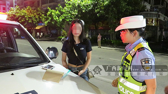 玉林一女子帮酒友驾车 因无证驾驶被查处(图)