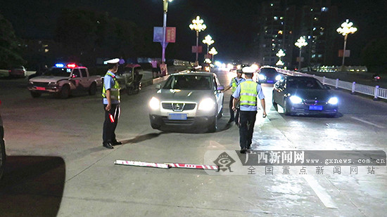 玉林一女子帮酒友驾车 因无证驾驶被查处(图)