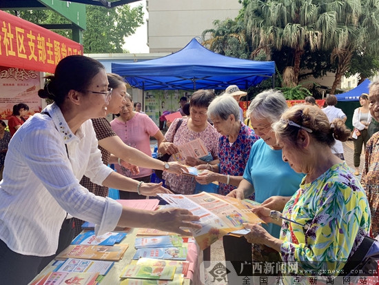 江南区卫健局:健康宣传周活动为老年人健康护航