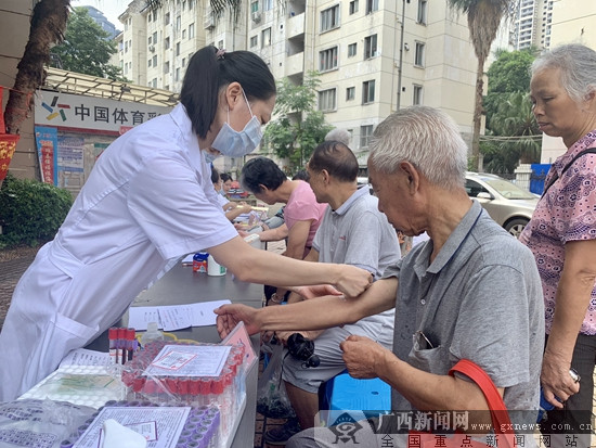 江南区卫健局:健康宣传周活动为老年人健康护航