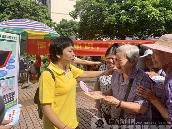 江南区卫健局:健康宣传周活动为老年人健康护航