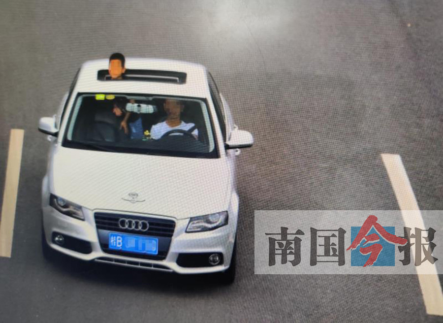 柳州"坑儿"父亲放手让7岁儿子开车上路 被交警约谈