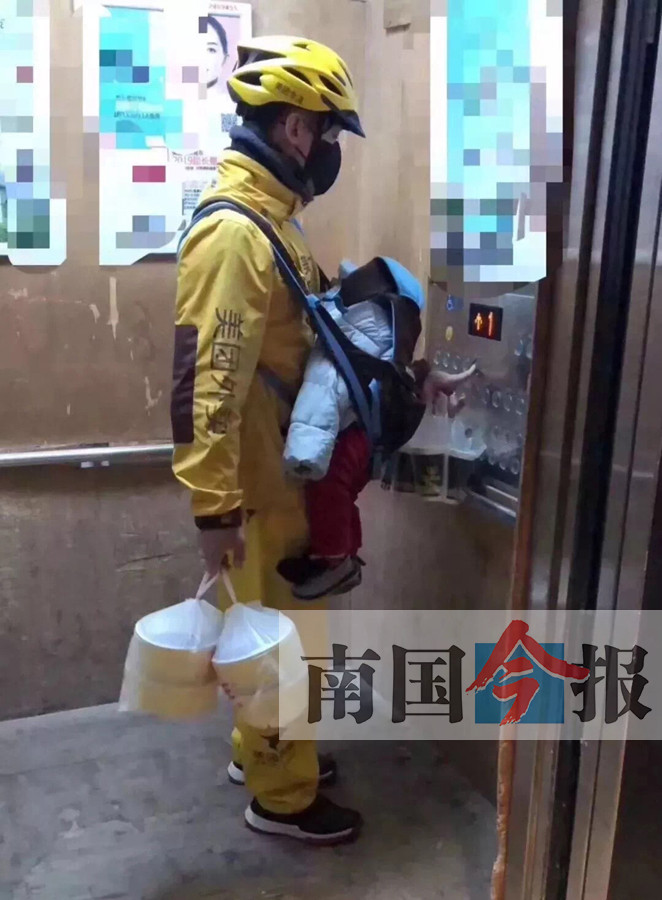 带娃送餐的网红外卖小哥又"火"了 原因竟是这(图)