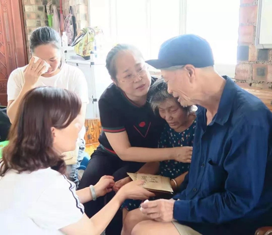 广西妇联看望慰问黄文秀家属 追授黄文秀为“广西三八红旗手”