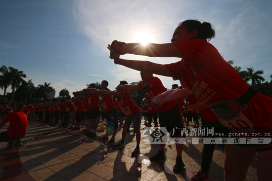 近千跑友乐跑!2019富安居环南湖城市跑亮相南宁