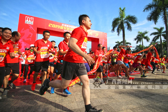 近千跑友乐跑!2019富安居环南湖城市跑亮相南宁
