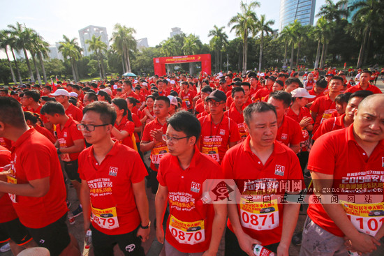 近千跑友乐跑!2019富安居环南湖城市跑亮相南宁