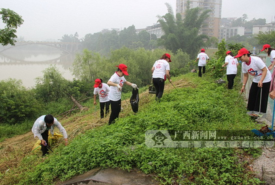 环江“环保妈妈”开展清洁行动喜迎分龙佳节