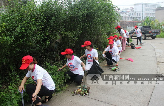 环江“环保妈妈”开展清洁行动喜迎分龙佳节