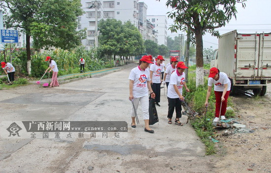 环江“环保妈妈”开展清洁行动喜迎分龙佳节