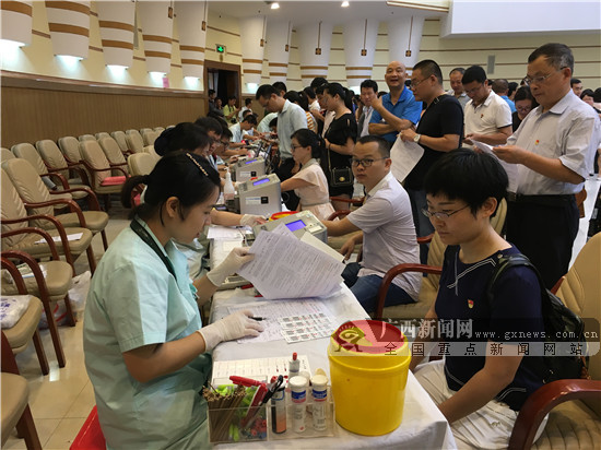 南宁市“公务员献血月”暨南宁机关党员志愿献血活动启动